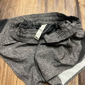 Lululemon Gray size 6 2.5 Hotty hot shorts